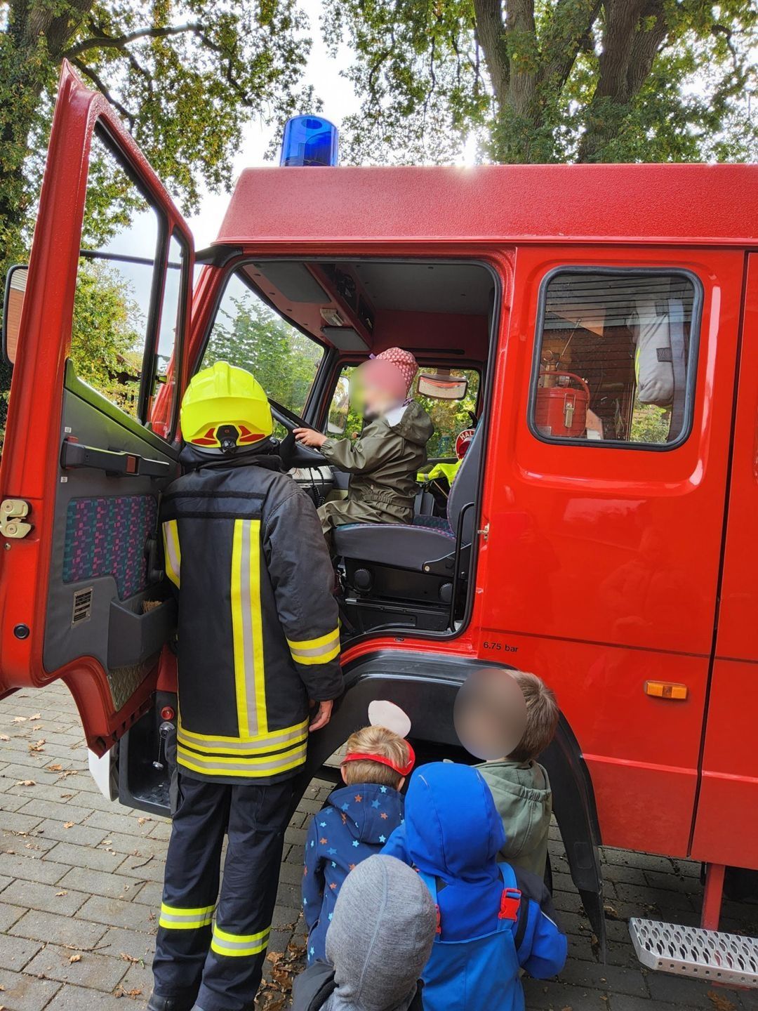 Kind am Lenkrad des LF